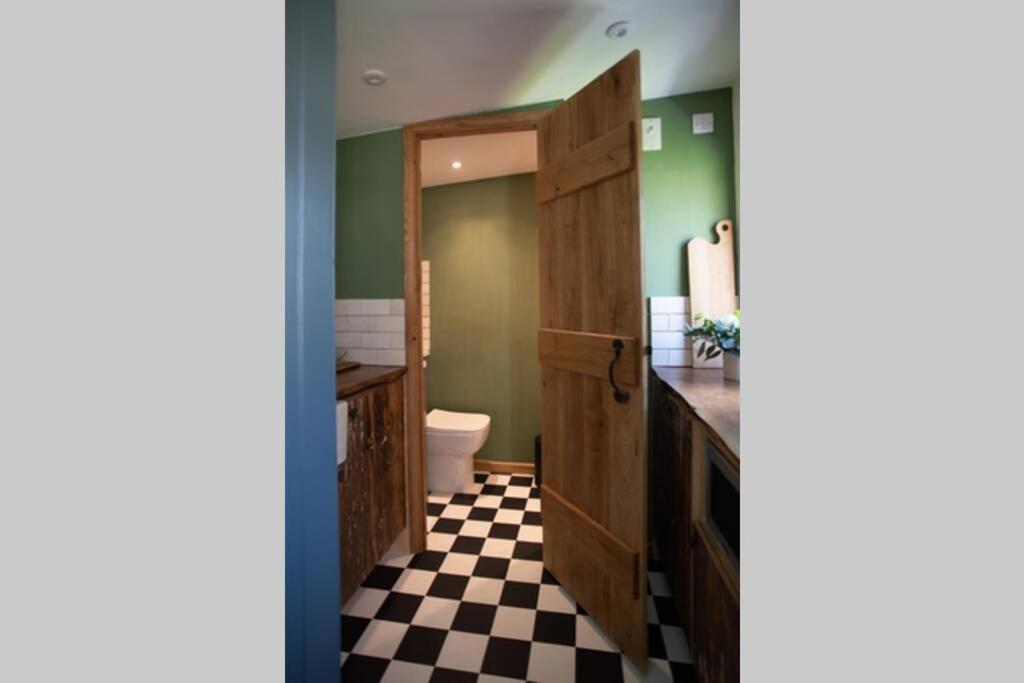 Frogs Bottom Retreat Faversham & Canterbury, Kent エクステリア 写真